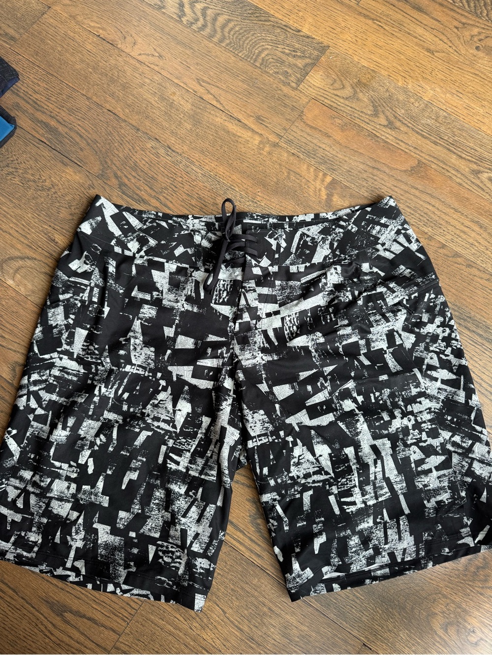 Men's lululemon Black & White Graphic Swim Shorts- size 34